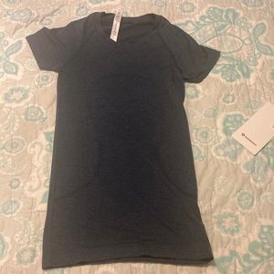 New and never worn Lululemon Swiftly Tech Shoer Sleeve 2.0. It didn’t fit me:(